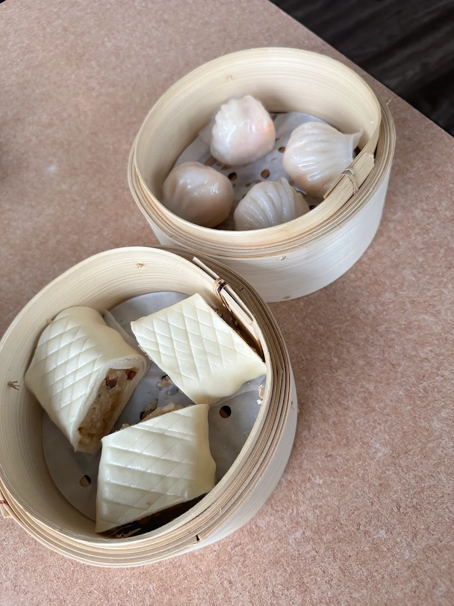 shrimp dumplings har gow 新宁虾饺皇